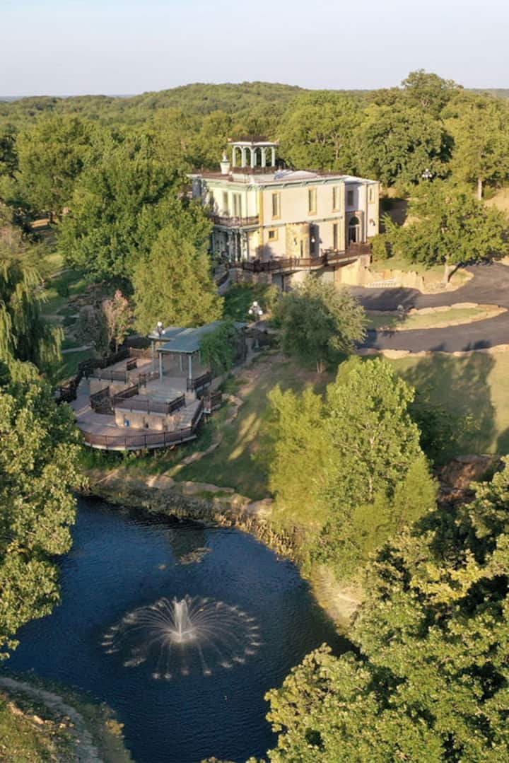 The Braun Manor| Historic 1882 Mansion |Sleeps 30 - Houses for