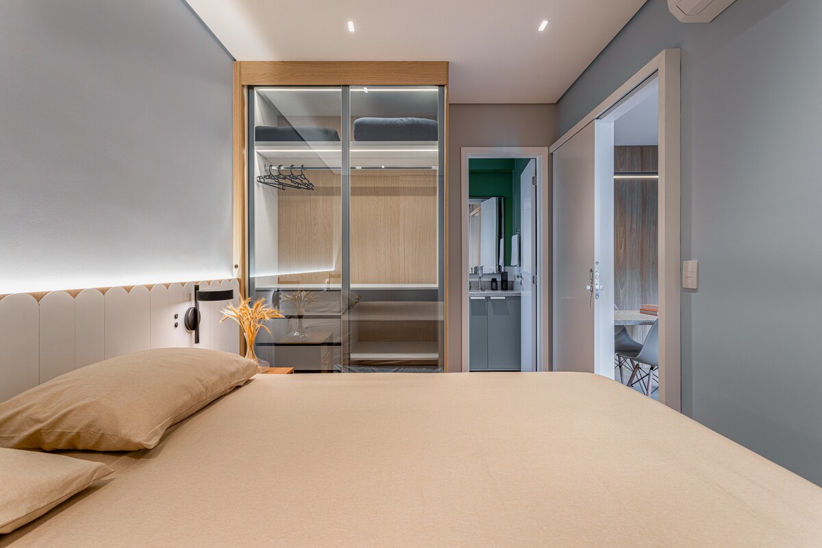 V izbe máme manželskú posteľ s posteľnou bielizňou, paplónom a prikrývkami pre lepšie pohodlie. Skrinka s vnútornou LED diódou, vešiakmi a batožinovým priestorom.
