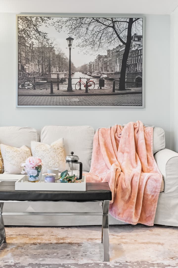 Bright Studio Apartment - Newmarket