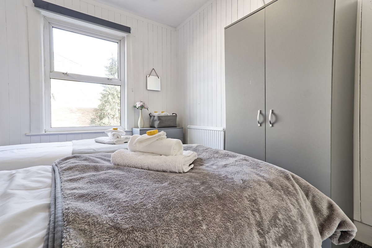 这间光线充足的卧室装潢精美，旨在让您睡个好觉。