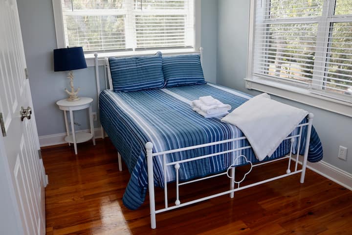 Spálňa s manželskou posteľou Queen na pos