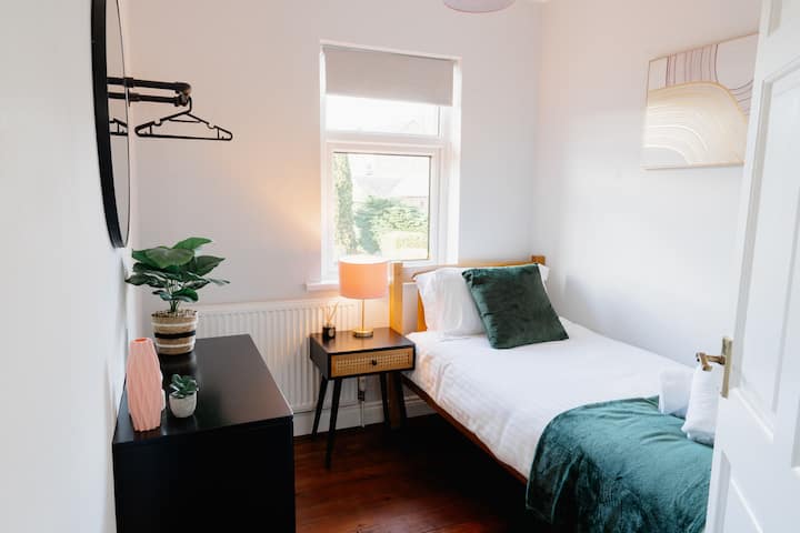 Nuestro dormitorio individual todavía tiene un amplio espacio para todas tus pertenencias, así como una cama individual súper cómoda y ropa de cama y toallas de calidad hotelera también.