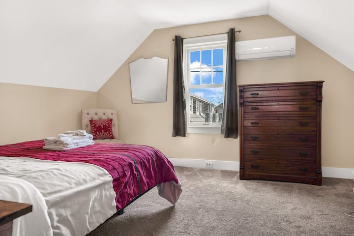 Vista do quarto 2 com cama queen size