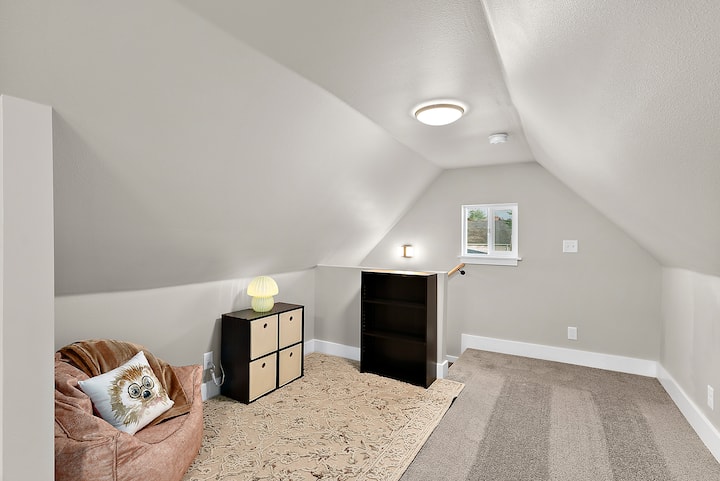Cozy Cottage With Loft - Puyallup, WA