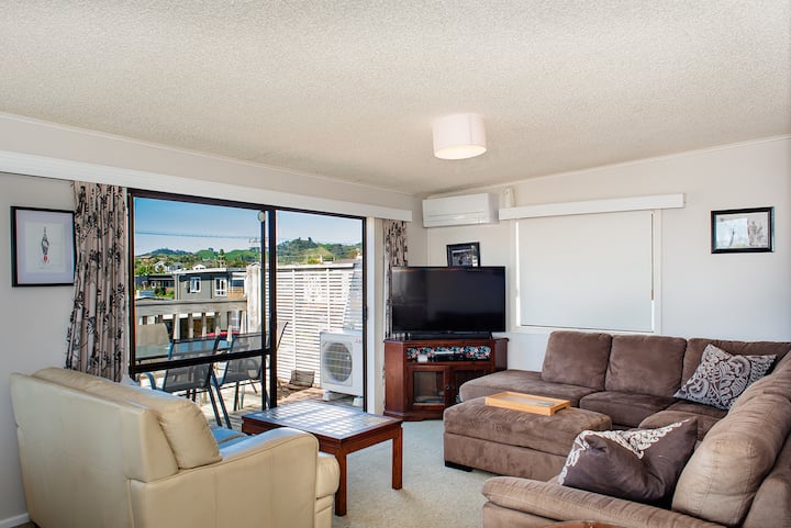 Brighton Family Bach - Sea Views - Waihi
