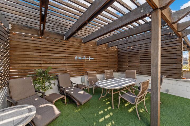 Amazing 4BR/4BA Oasis w/ Rooftop & Stunning Design gallery image 5