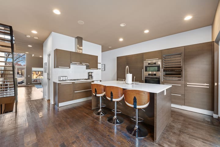 Amazing 4BR/4BA Oasis w/ Rooftop & Stunning Design gallery image 4