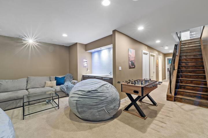 Amazing 4BR/4BA Oasis w/ Rooftop & Stunning Design gallery image 3