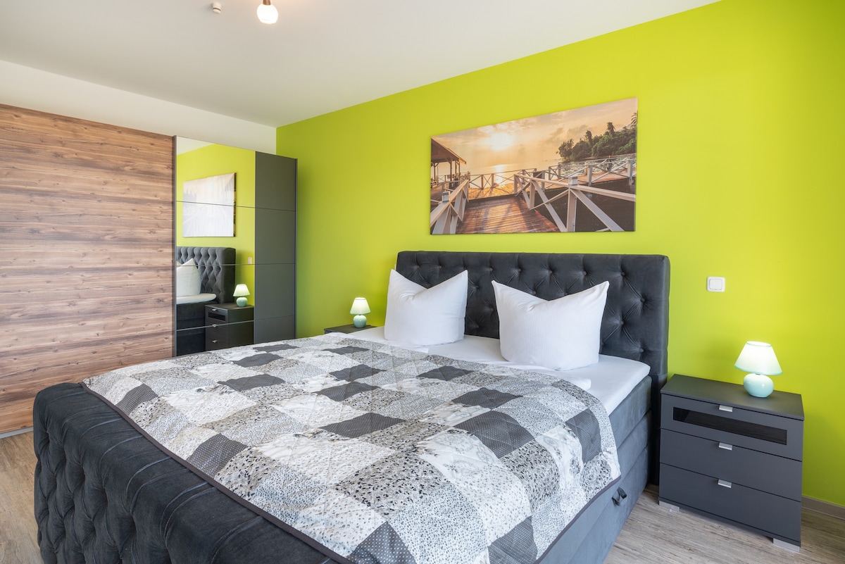 Dormitorio con cama con somier