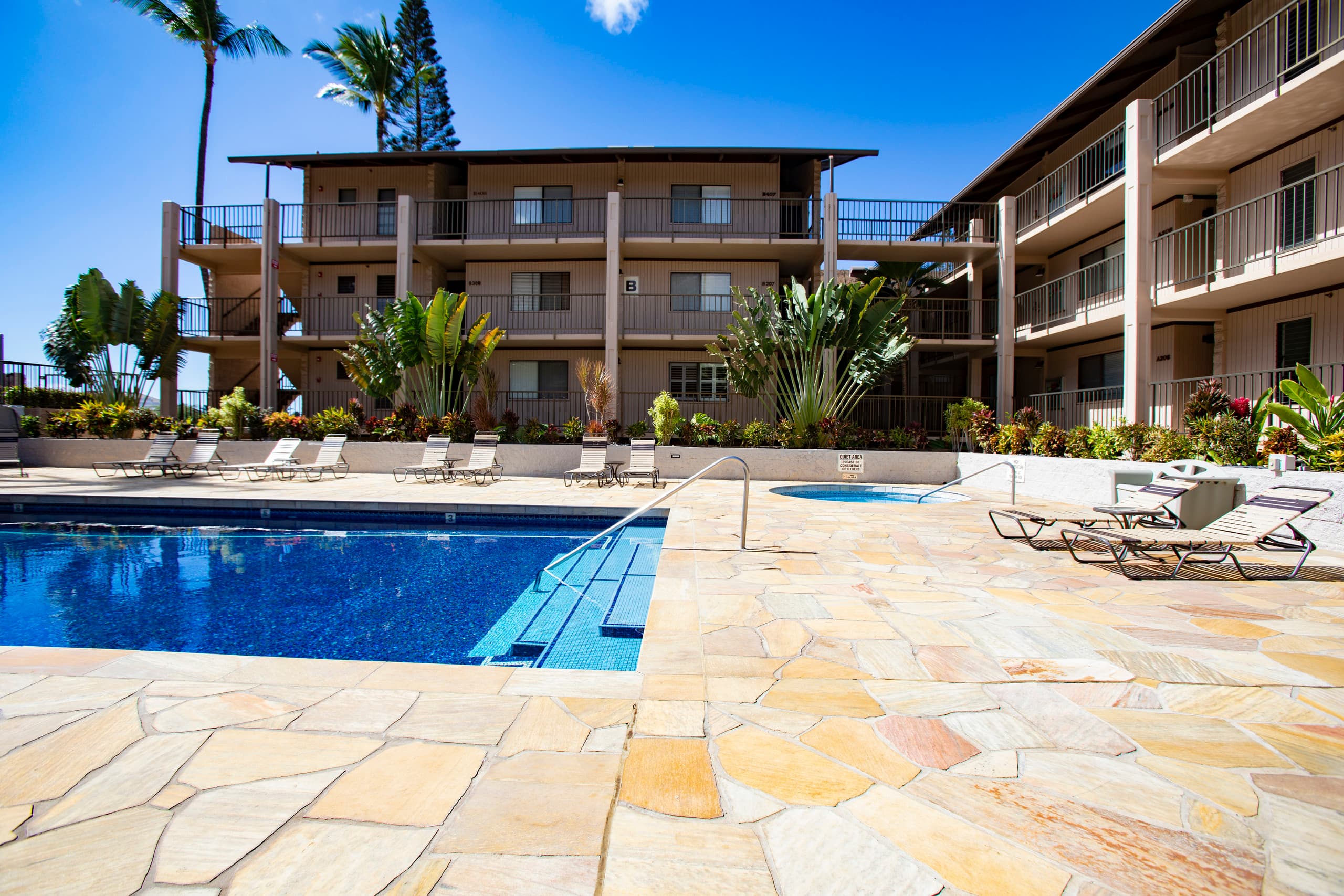 Penthouse w/ lanai, pool & beach access - Image 51