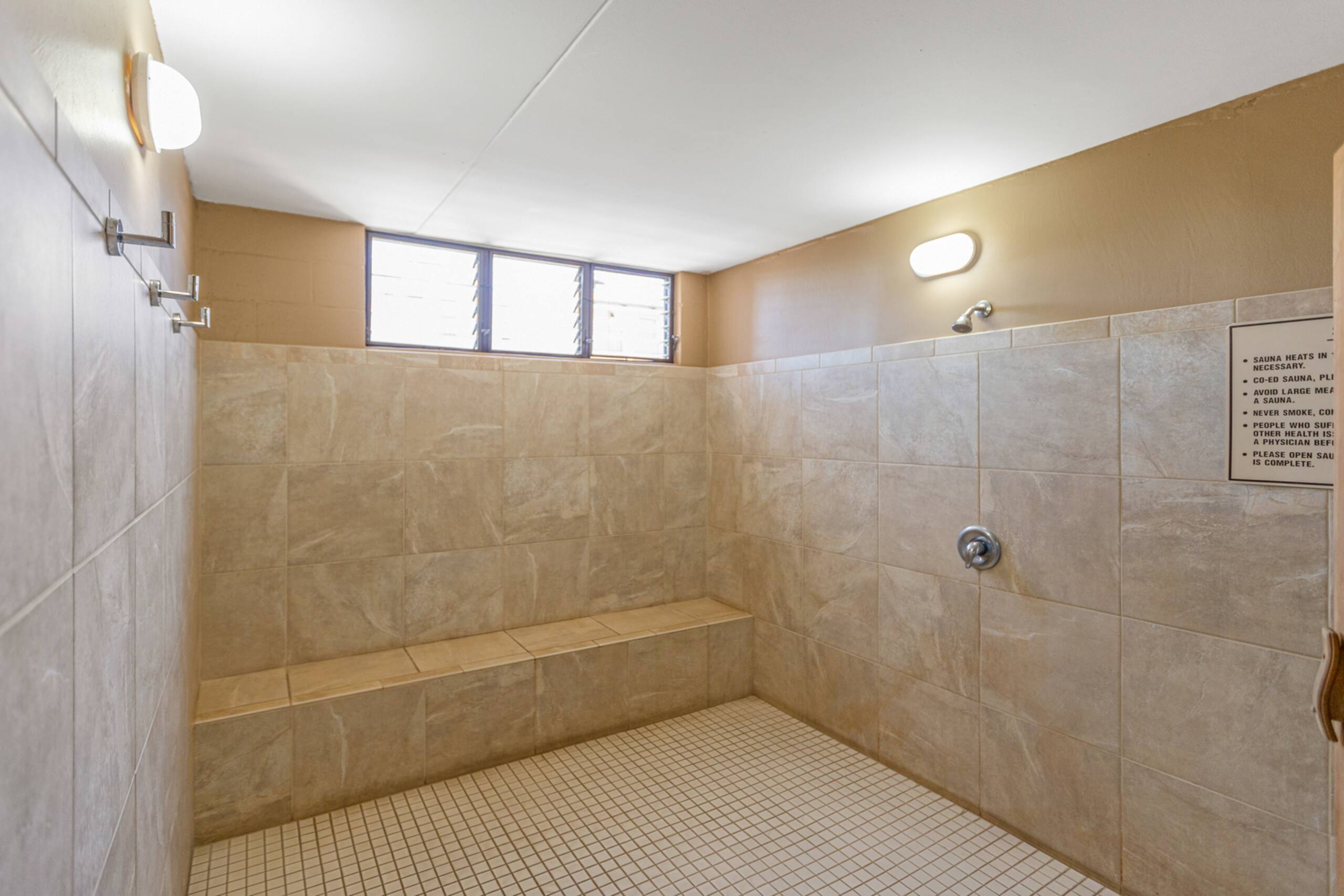 Penthouse w/ lanai, pool & beach access - Image 48