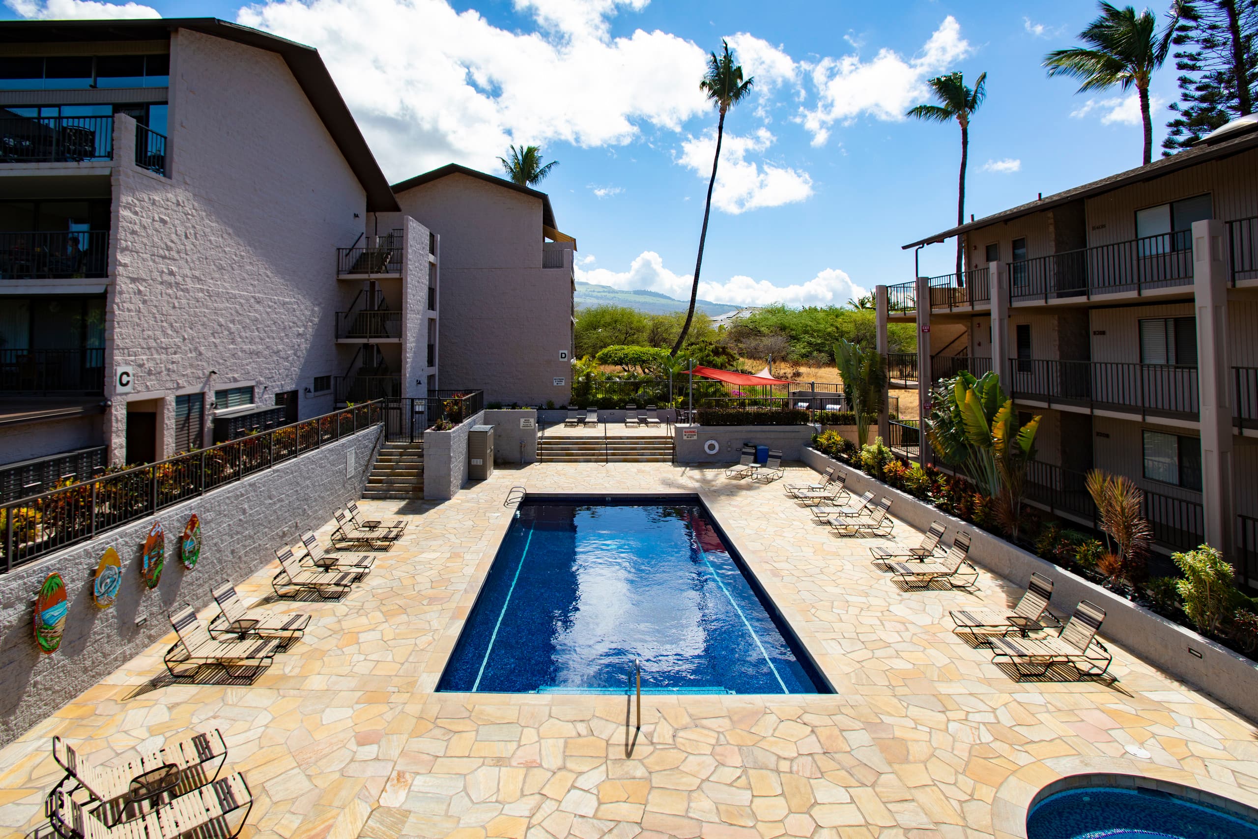 Penthouse w/ lanai, pool & beach access - Image 54
