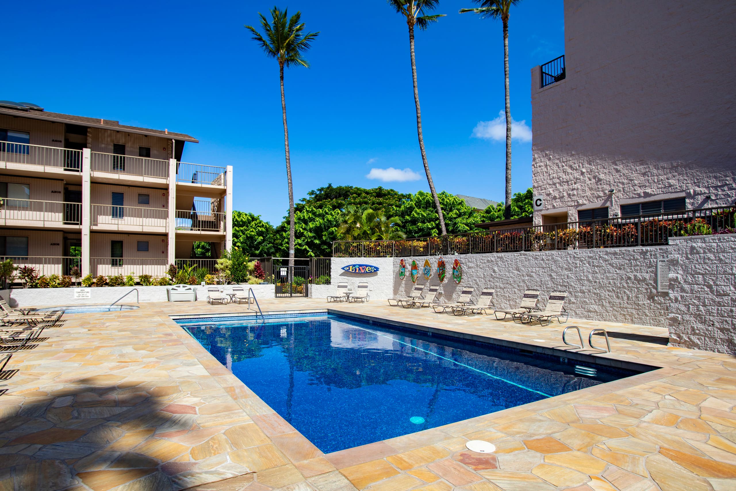 Penthouse w/ lanai, pool & beach access - Image 52