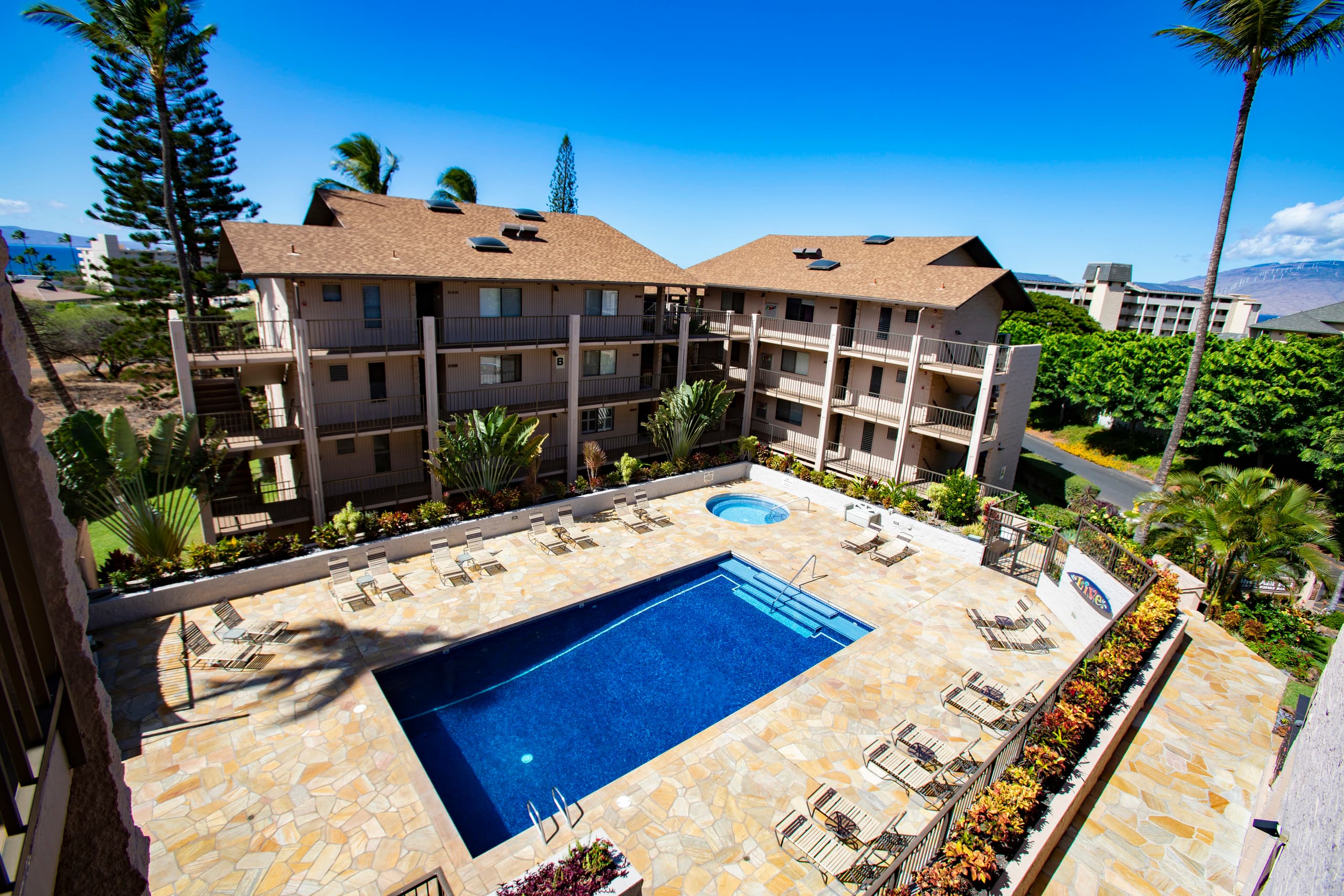 Penthouse w/ lanai, pool & beach access - Image 53