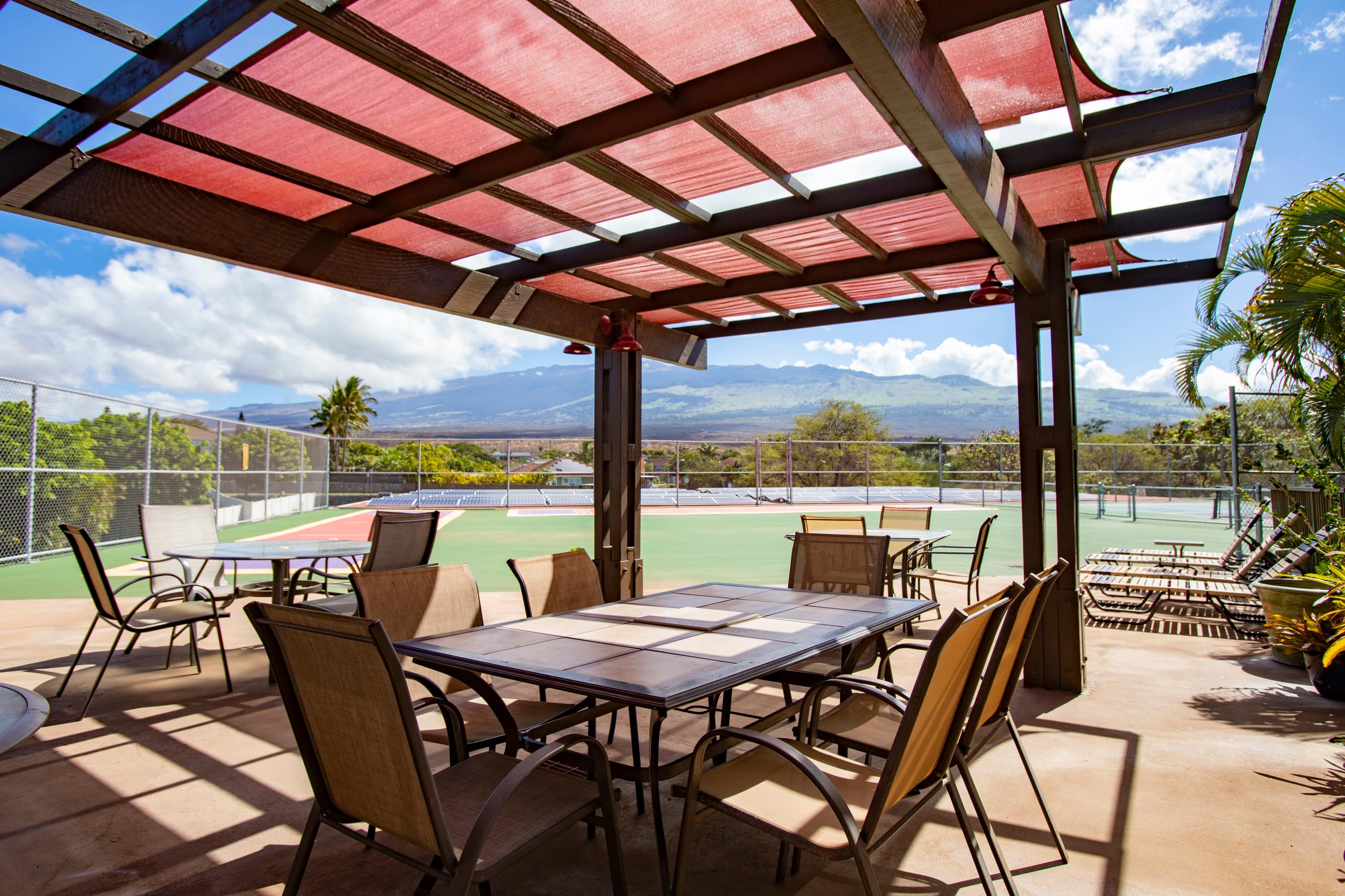 Penthouse w/ lanai, pool & beach access - Image 41