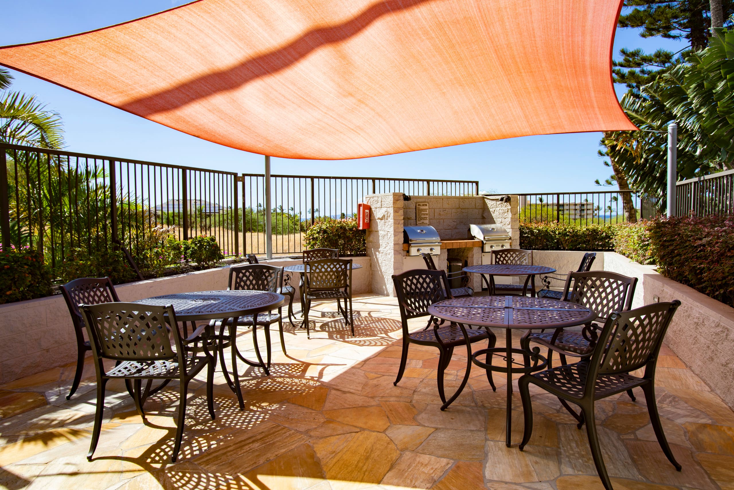 Penthouse w/ lanai, pool & beach access - Image 39