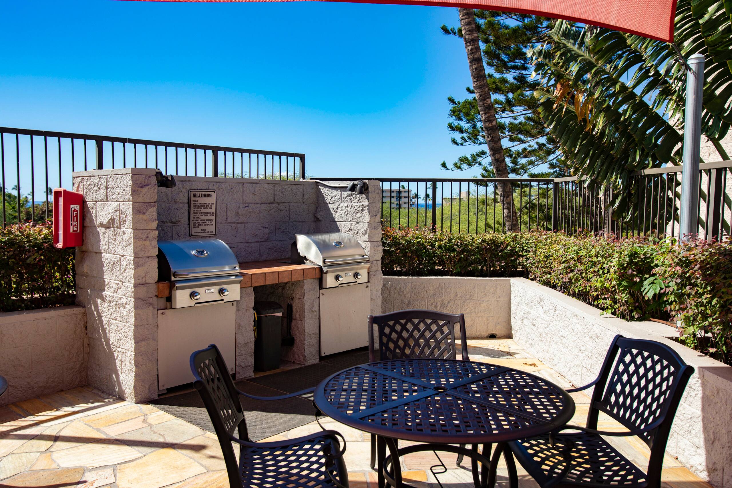 Penthouse w/ lanai, pool & beach access - Image 40
