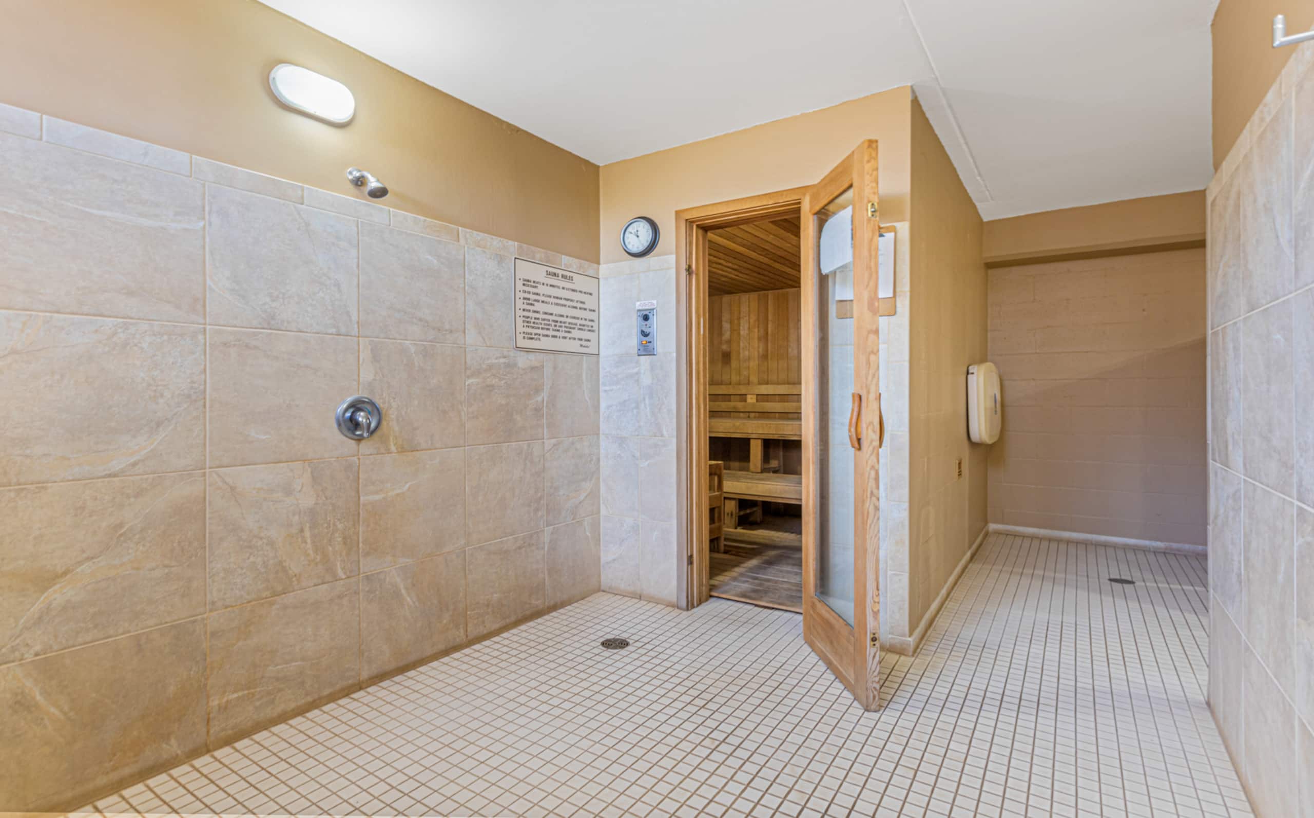 Penthouse w/ lanai, pool & beach access - Image 46