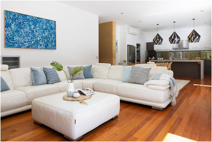 Always Summer Boomerang Luxe Stay with Pool gallery image 5