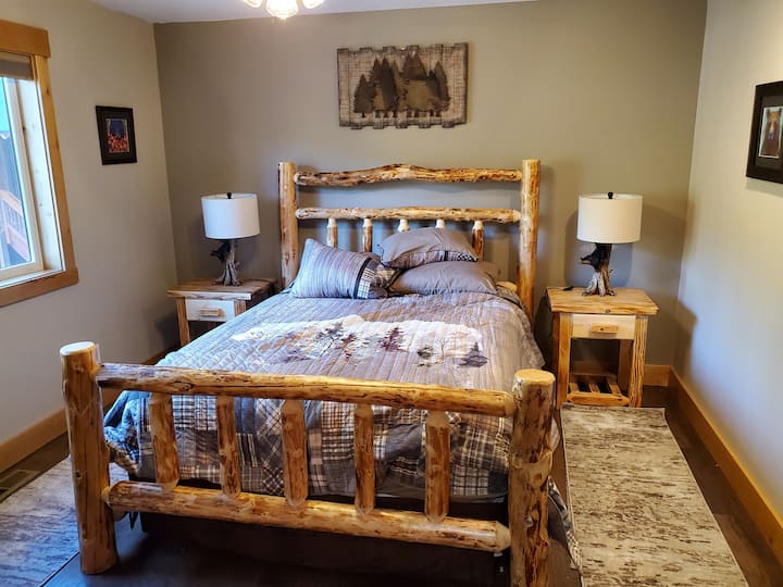 Საძინებელი 1 - ორადგილიანი საწოლი ღამის მაგიდებითა და განათებით 