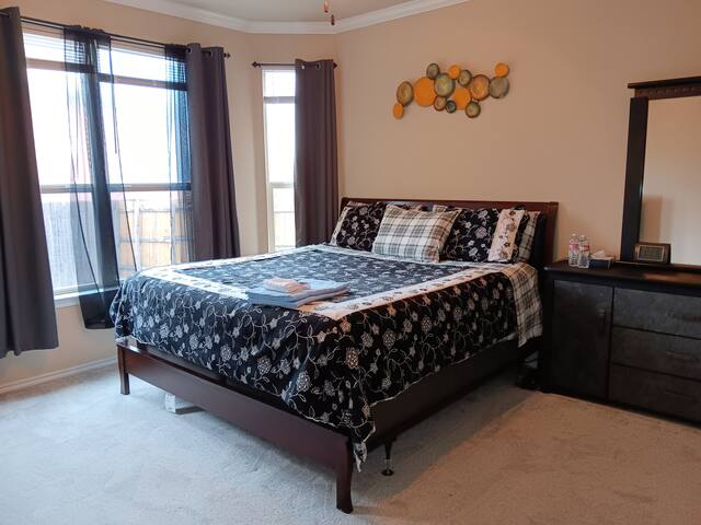 Luxury Southwest Dallas Home gallery image 4