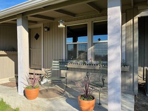 2 Cottage Getaway near Kings Canyon National Park