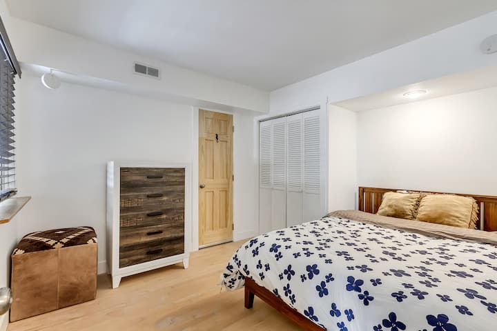 Second bedroom with Queen Bed.