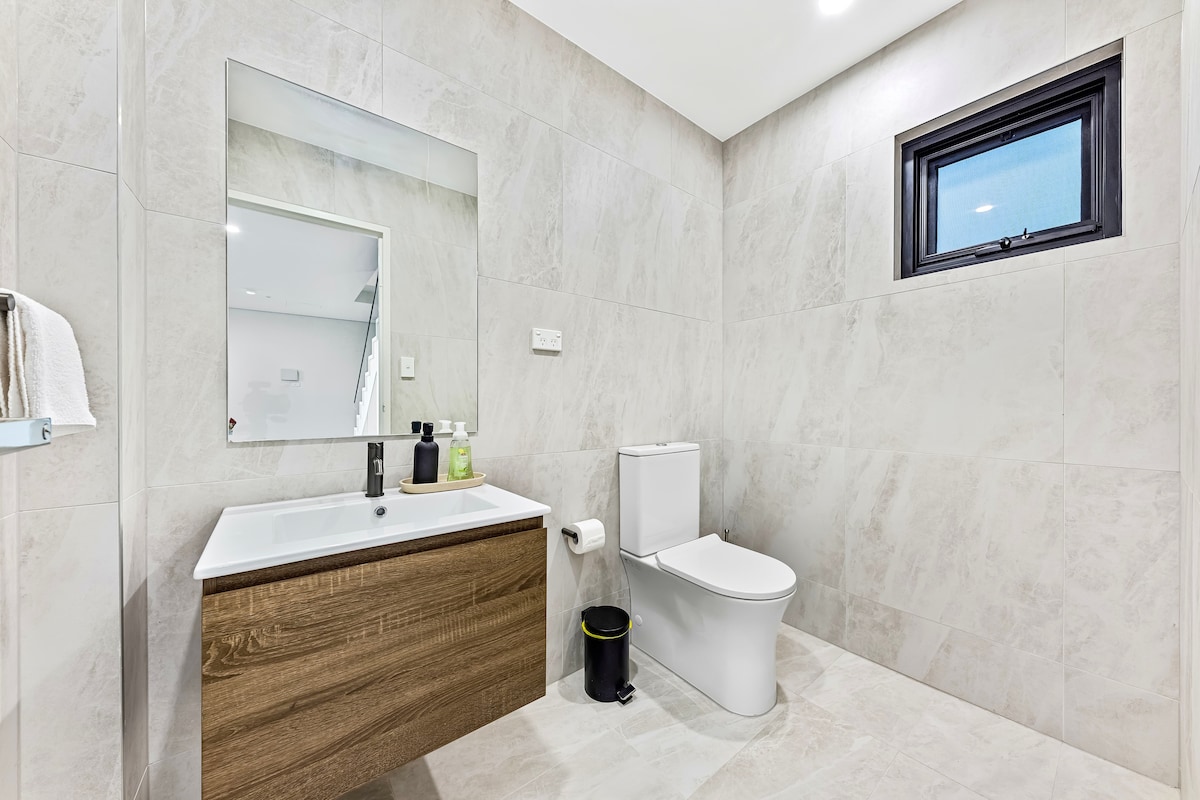 Homebush CBD 2 Bedrooms apartment S10-Free parking