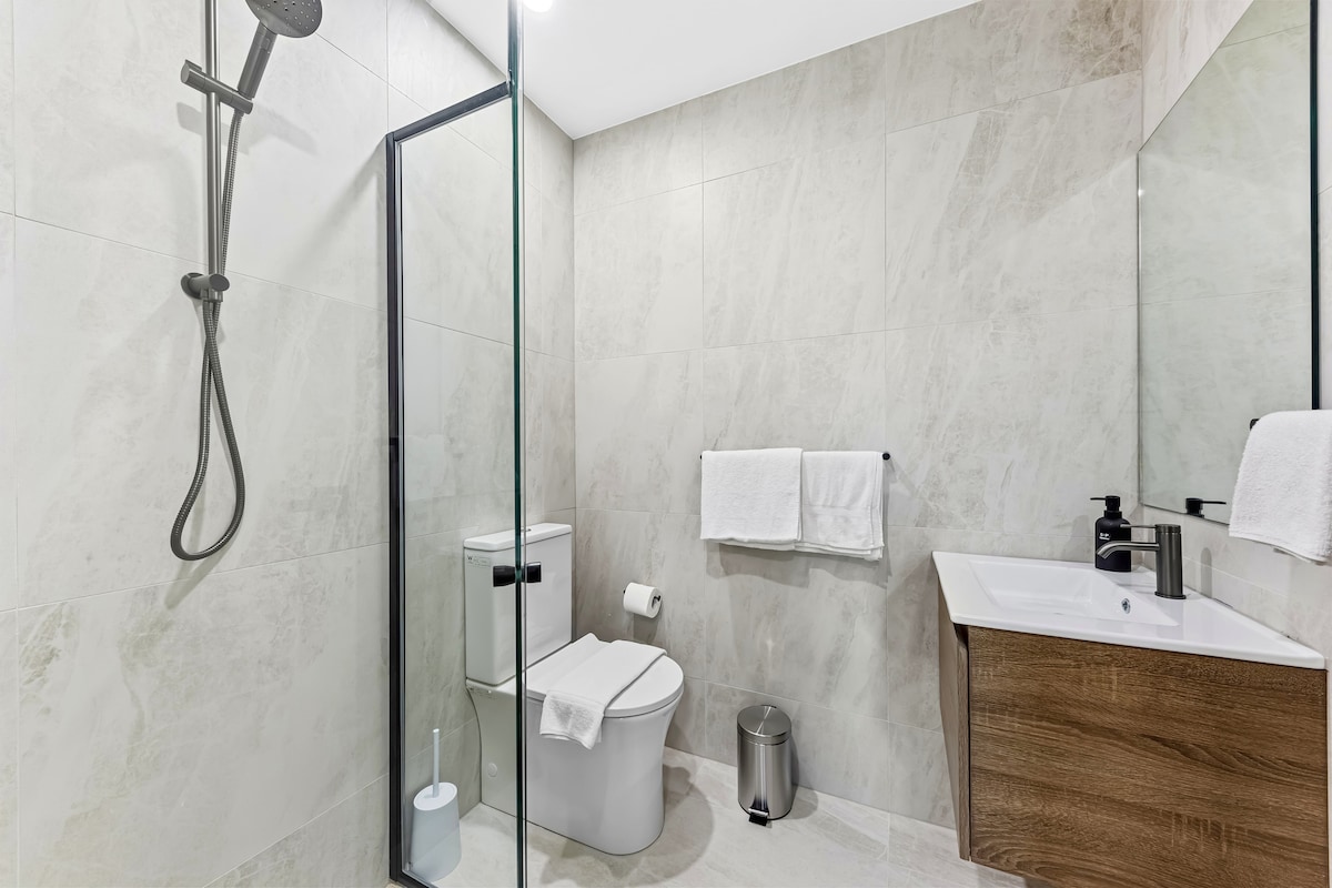 Homebush CBD 2 Bedrooms apartment S10-Free parking