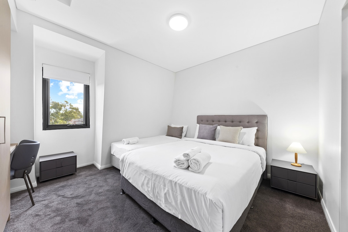 Homebush CBD 2 Bedrooms apartment S10-Free parking