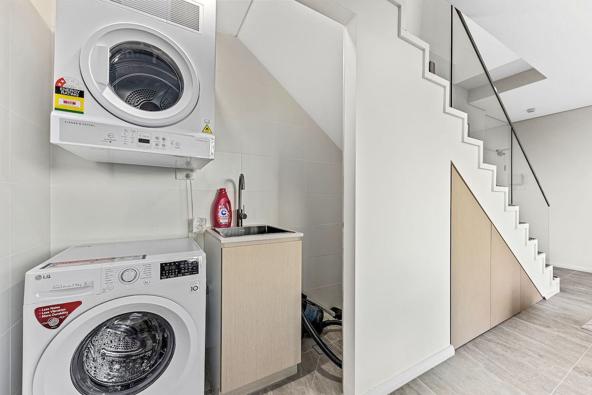 Homebush CBD 2 Bedrooms apartment S10-Free parking