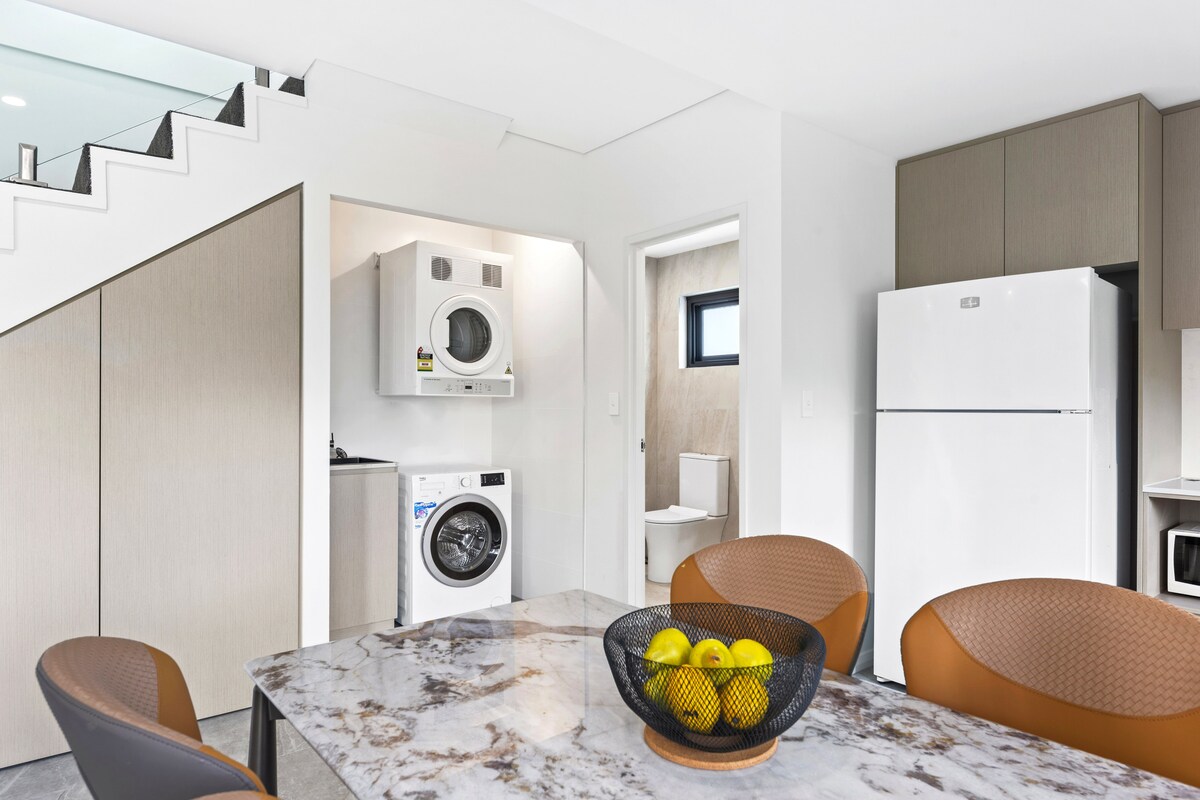 Homebush CBD 2 Bedrooms apartment S10-Free parking