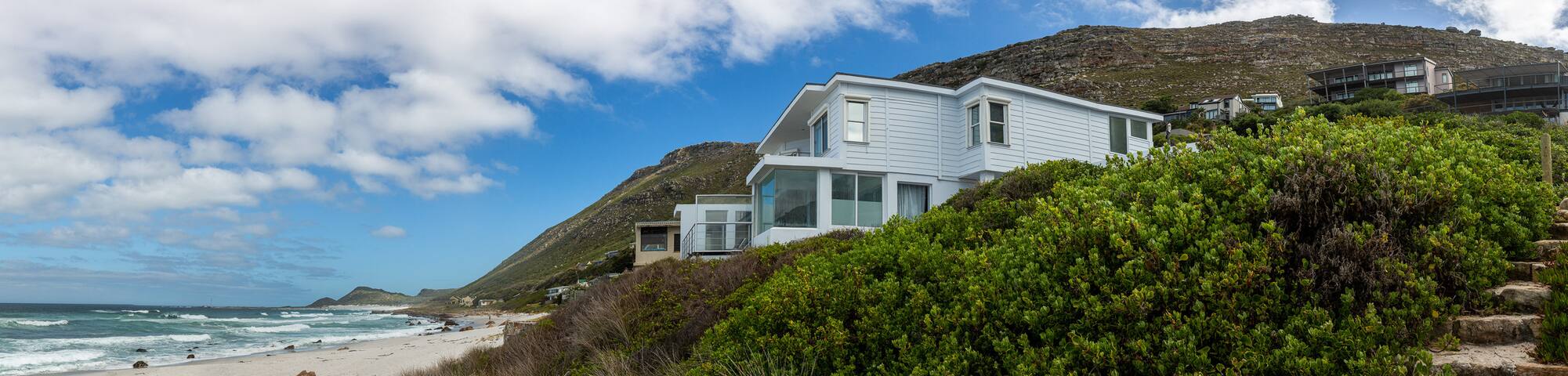 Beachfront House in Misty Cliffs gallery image 2
