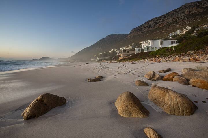 Beachfront House in Misty Cliffs gallery image 5