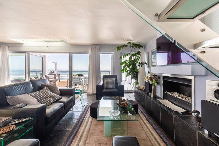 Beachfront House in Misty Cliffs gallery image 4