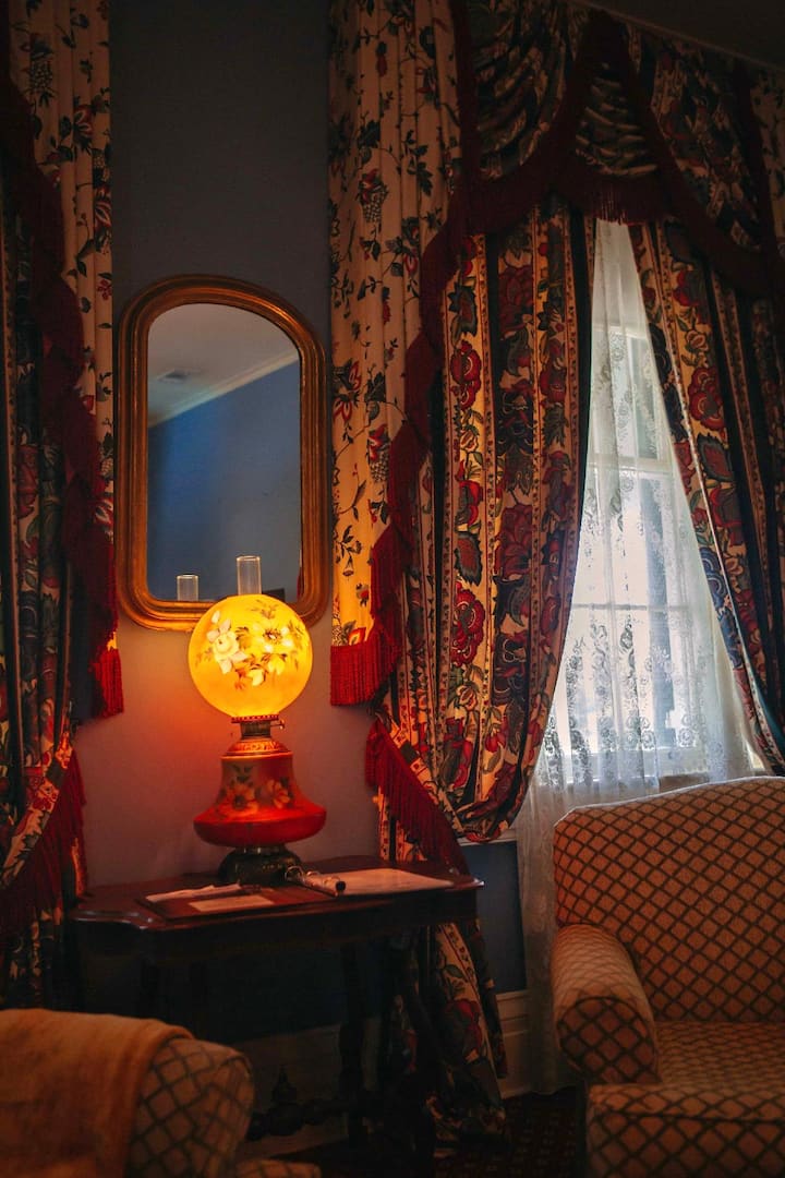 Davis Room (Room 5) - Vicksburg, MS
