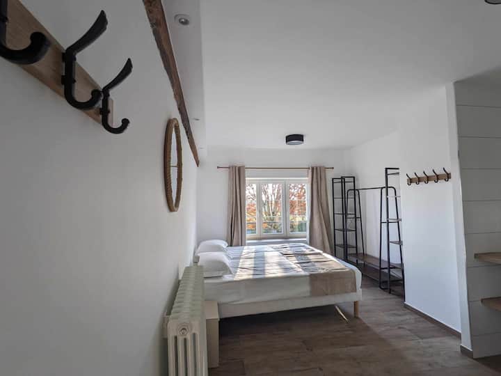 卧室配备2张1米宽双人床，可形成180 x 200的2米宽双人床，卫生间内置浴缸。独立卫生间