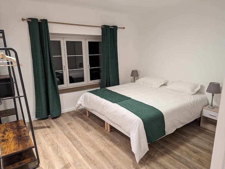 卧室配有2张1米宽双人床，可形成180 x 200的加大双人床，套内卫生间配有淋浴间和厕所。
