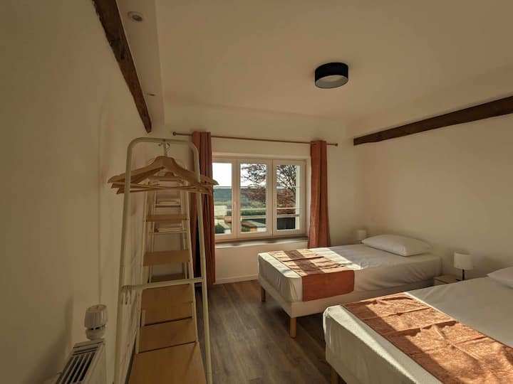 卧室配有2张1米宽双人床，可形成180 x 200的加大双人床，套内卫生间配有淋浴间和厕所。