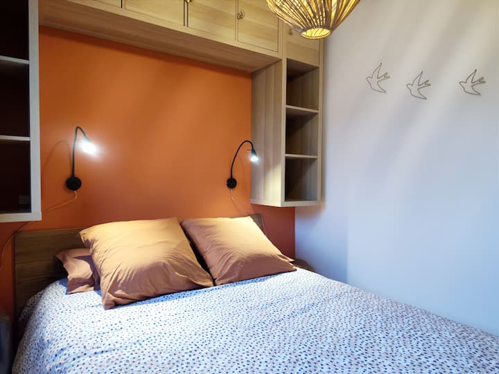 Dormitorio doble (cama Emma nueva, 1m40 x 1m90) con edredón tamaño king