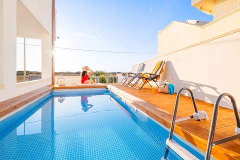 Villa with Swimming Pool 20m from the Sea