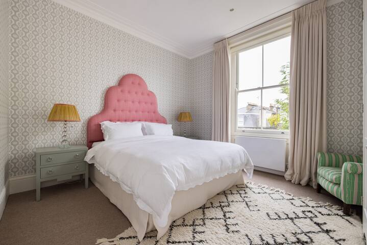 Kensington Luxury – 2 Bedrooms gallery image 4