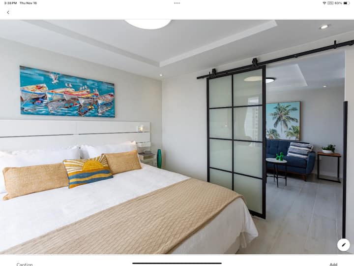 Durma como um rei/rainha nesta cama king size.  Esta cama de plataforma tem gavetas embaixo para espaço de armazenamento adicional