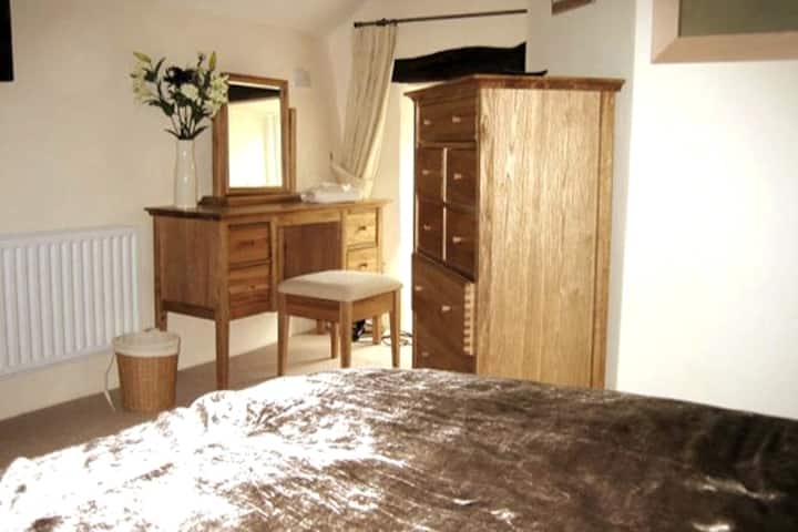 King bed room with en-suite shower room and desk, chest of drawers