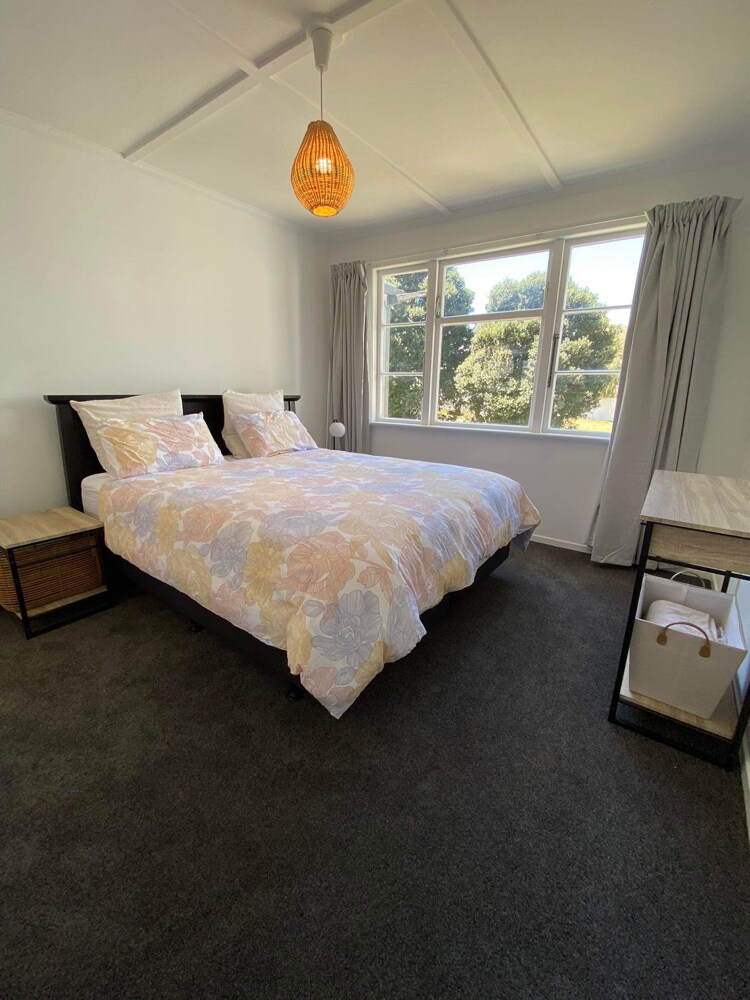 חדר שינה ראשי עם מיטת קינג סייז