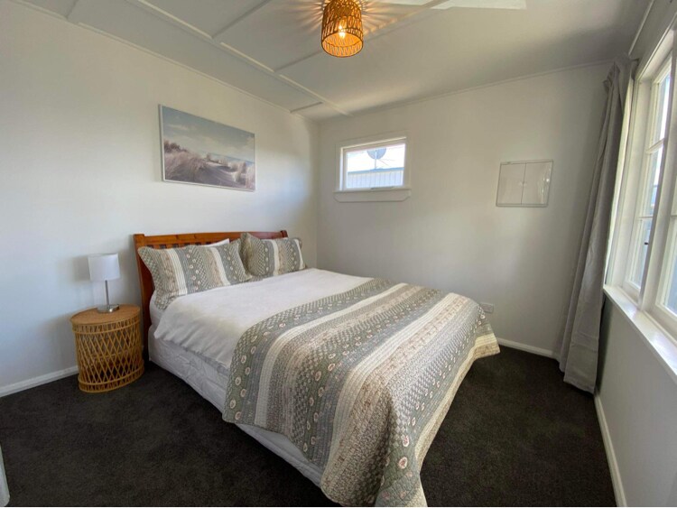 חדר שינה שני עם מיטת קווין סייז