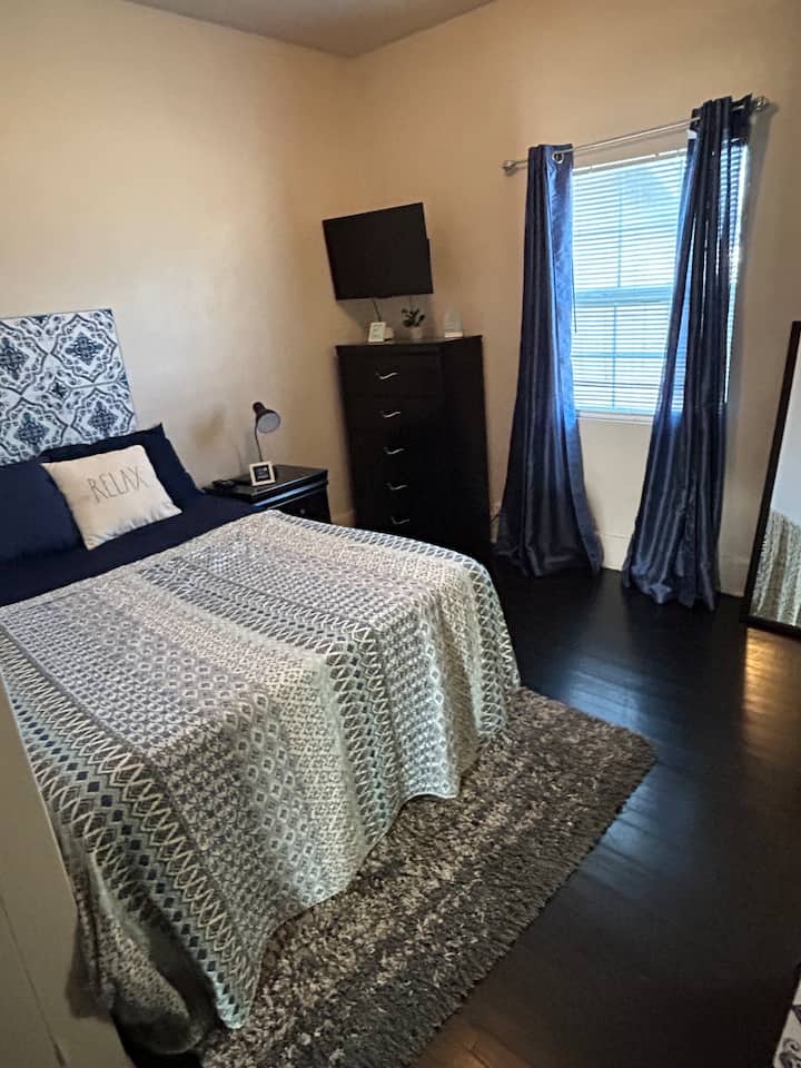 Dormitorio 2 con cama matrimonial y TV privada.