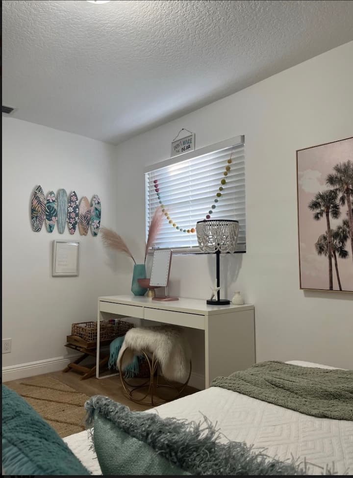 Spálňa č.2 je vybavená najpohodlnejšou posteľou s manželskou posteľou a  mejkapom. 