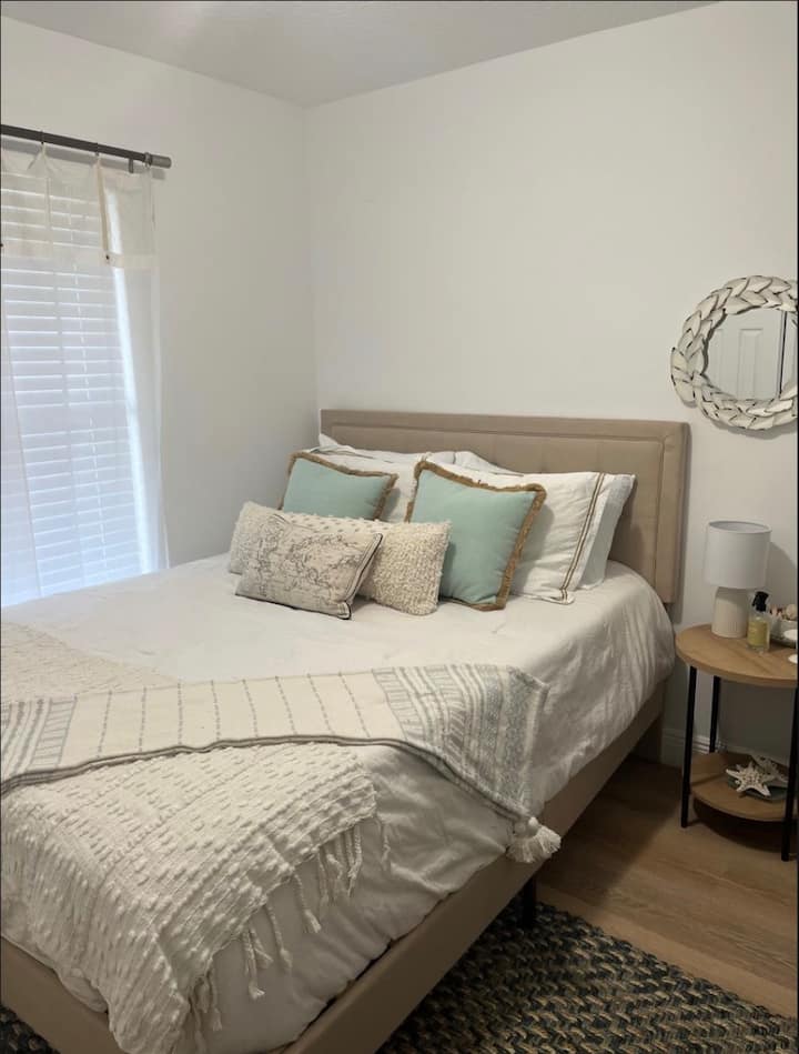 Spálňa č.3 s manželskou posteľou Queen a televízorom s plochou obrazovkou