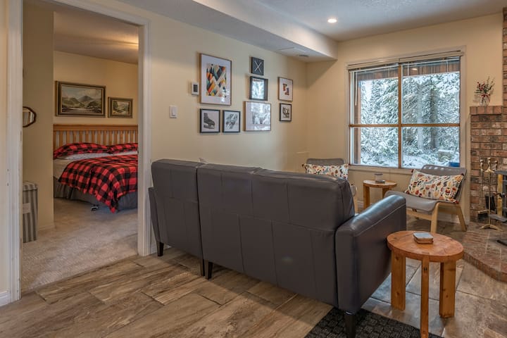 Dhoma e ndenjjes në suitë dhe dera e dhomës kryesore të gjumit 